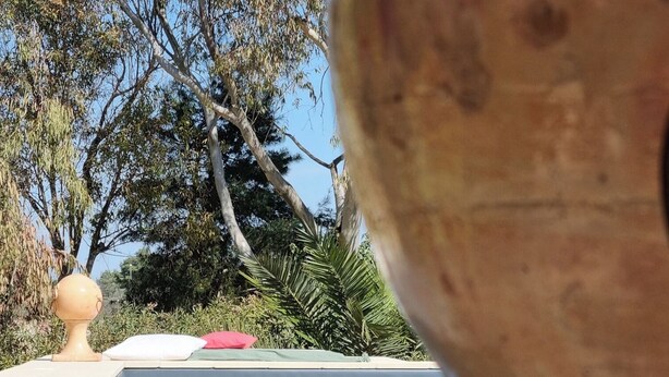 Una piscina al aire libre de temporada