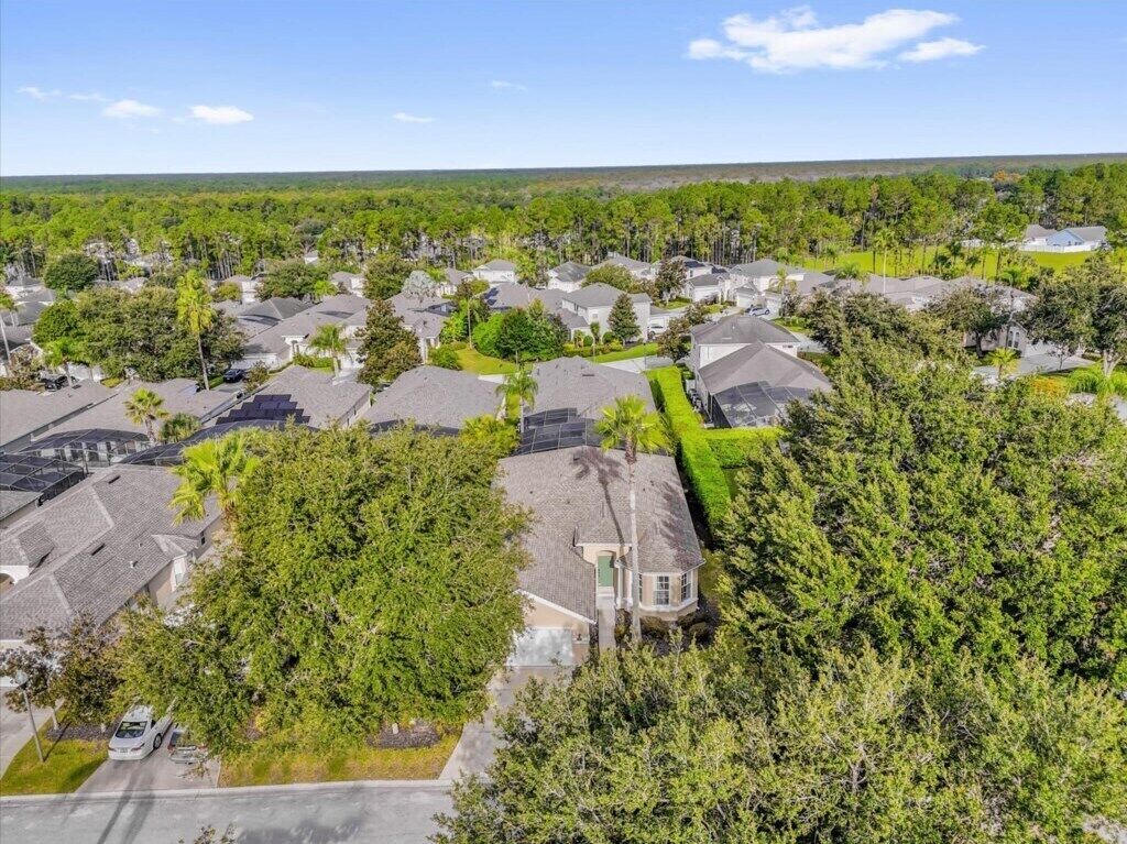 Un quartier résidentiel avec des maisons, des rues et des espaces verts.