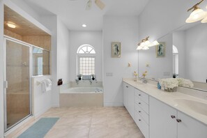 Douche, séchoir à cheveux, serviettes fournies, savon