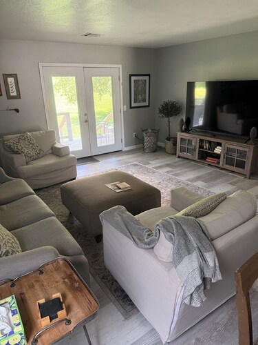  2-bedroom condo on Dogwood Golf Course/OZ Mountain Bike Trails accessible