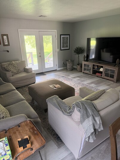  2-bedroom condo on Dogwood Golf Course/OZ Mountain Bike Trails accessible