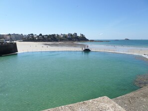 Beach - Dinard 2-person rental. L'écluse beach and shops 5 minutes' walk, (Dinard)
