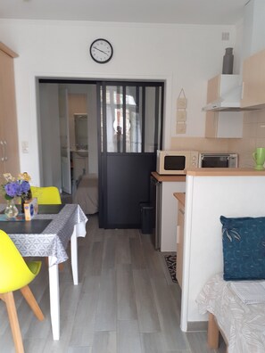 1 chambre, fer et planche à repasser, Wi-Fi gratuit, draps fournis