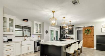 Spacious river house for Family & Friends to gather and have a great time!