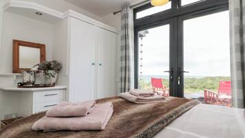 3 dormitoris, decoració individual i mobiliari individual