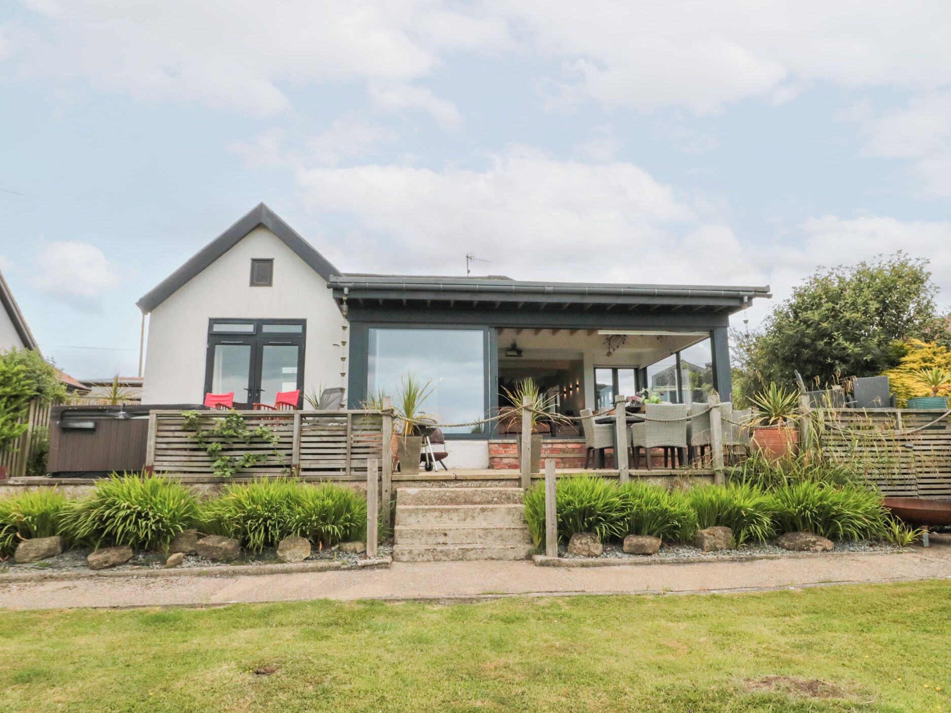 المن شأة من الخارج