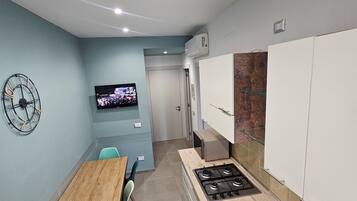 KĂŒhlschrank, Mikrowelle, Herdplatte, GeschirrspĂŒler