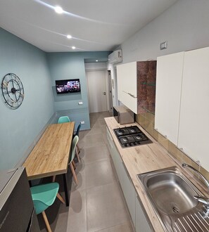 Réfrigérateur, micro-ondes, plaque de cuisson, lave-vaisselle