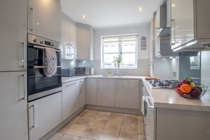 冰箱、微波炉、烤箱、炉灶