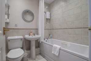Shower, hair dryer, shampoo - The Well - 3 bedroom apartment (Motherwell)