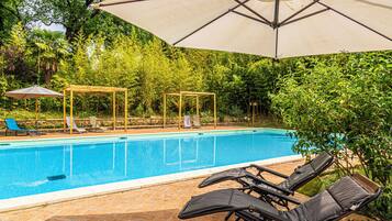 Kolam renang terbuka bermusim, kerusi lepak pantai