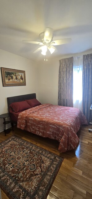 2 bedrooms, desk, iron/ironing board, WiFi - Two bedroom bungalow house (Toronto)