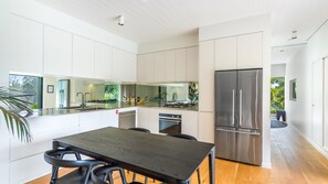 Refrigerador, parrilla de estufa, lavavajillas y cafetera y tetera 