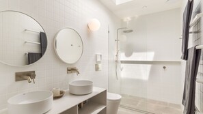 Douche, sèche-cheveux, serviettes fournies