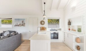 Frigorifero, piano cottura, lavastoviglie, macchina per tè/caffè