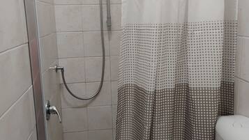 Dusche, umweltfreundliche Kosmetikartikel, Haartrockner, Bidet