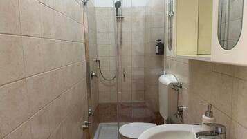 Dusche, umweltfreundliche Kosmetikartikel, Haartrockner, Bidet