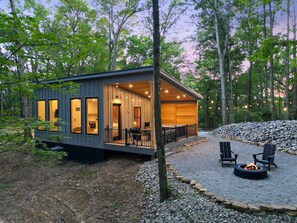 A cabin with a deck, a fire pit, and a gravel path. - Cliffside View | Modern Couples Retreat, Hot Tub (Rockbridge)