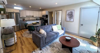 Brand NEW Charming 2-bedroom apartment with WiFi, AC on Main Street Stockbridge