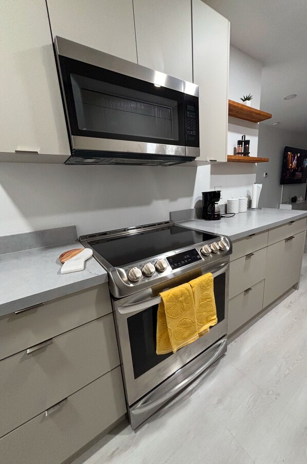 Micro-ondes, four, plaque de cuisson, lave-vaisselle