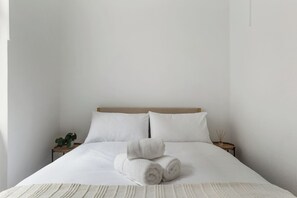 Tabla de planchar con plancha, wifi y ropa de cama