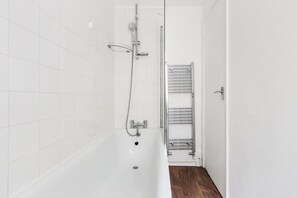 Sèche-cheveux, serviettes fournies, savon, papier toilette