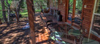 Cozy cedar/rock cabin & bunkhouse with private access to the Frio River.