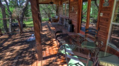 Cozy cedar/rock cabin & bunkhouse with private access to the Frio River.