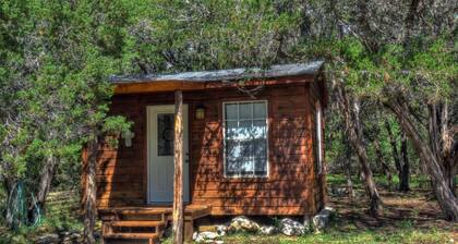 Bella Vista on the Frio -Charming 3-bedroom cabin with WiFi, AC in lovely Leakey