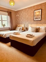 Escritorio y espacio para trabajar con laptop 