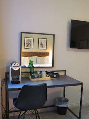 Basic Double or Twin Room | Desk, laptop workspace, iron/ironing board, free WiFi - The Arch Guesthouse (Clifden)