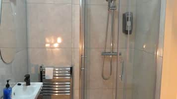 Basic Double or Twin Room | Bathroom | Shower, free toiletries, hair dryer, towels