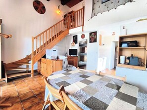 2 bedrooms, iron/ironing board, bed sheets
