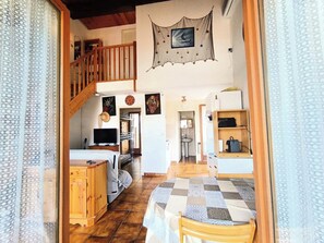 2 bedrooms, iron/ironing board, bed sheets