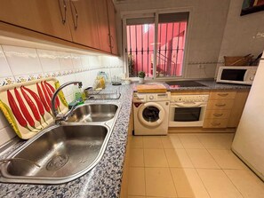 Kühlschrank, Mikrowelle, Ofen, Geschirrspüler