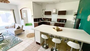 Frigorífico, microondas, horno y cafetera o tetera