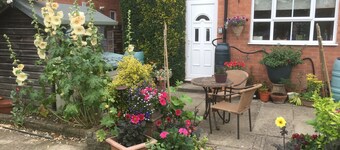 Double Ensuite Apt with kitchen area and parking. Easy walk to Stratford u Avon