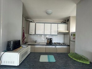 Kühlschrank, Mikrowelle, Ofen, Geschirrspüler