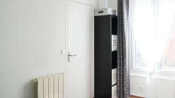 1 dormitorio, tabla de planchar con plancha, wifi y ropa de cama