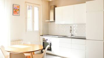 Frigorífico, horno y lavavajillas