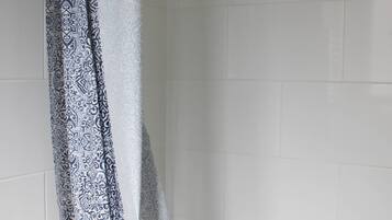 Secador de pelo y toallas