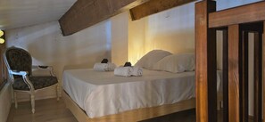 Tabla de planchar con plancha y ropa de cama