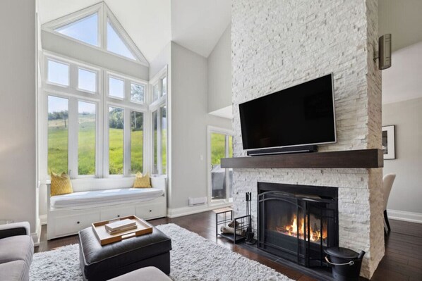 TV, fireplace - Slopeside Home, Minutes to Blue Mountain Village! (The Blue Mountains)