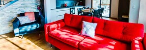 Fernseher, Videospiele, Tischtennisplatte