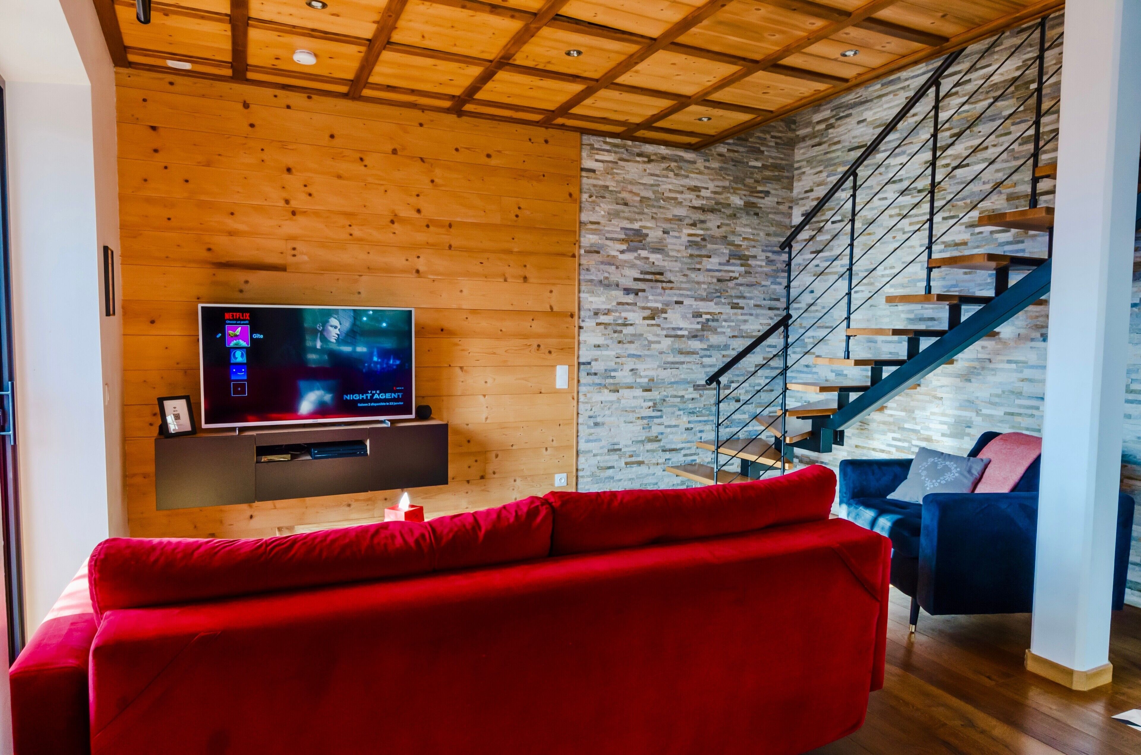 Televisie, een videogameconsole en een tafeltennistafel