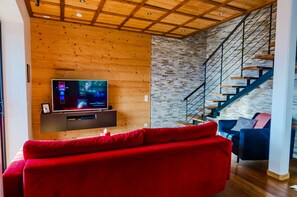 Tv, en tv-spelskonsol och ett bordtennisbord