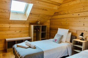 2 bedrooms, desk, iron/ironing board, WiFi