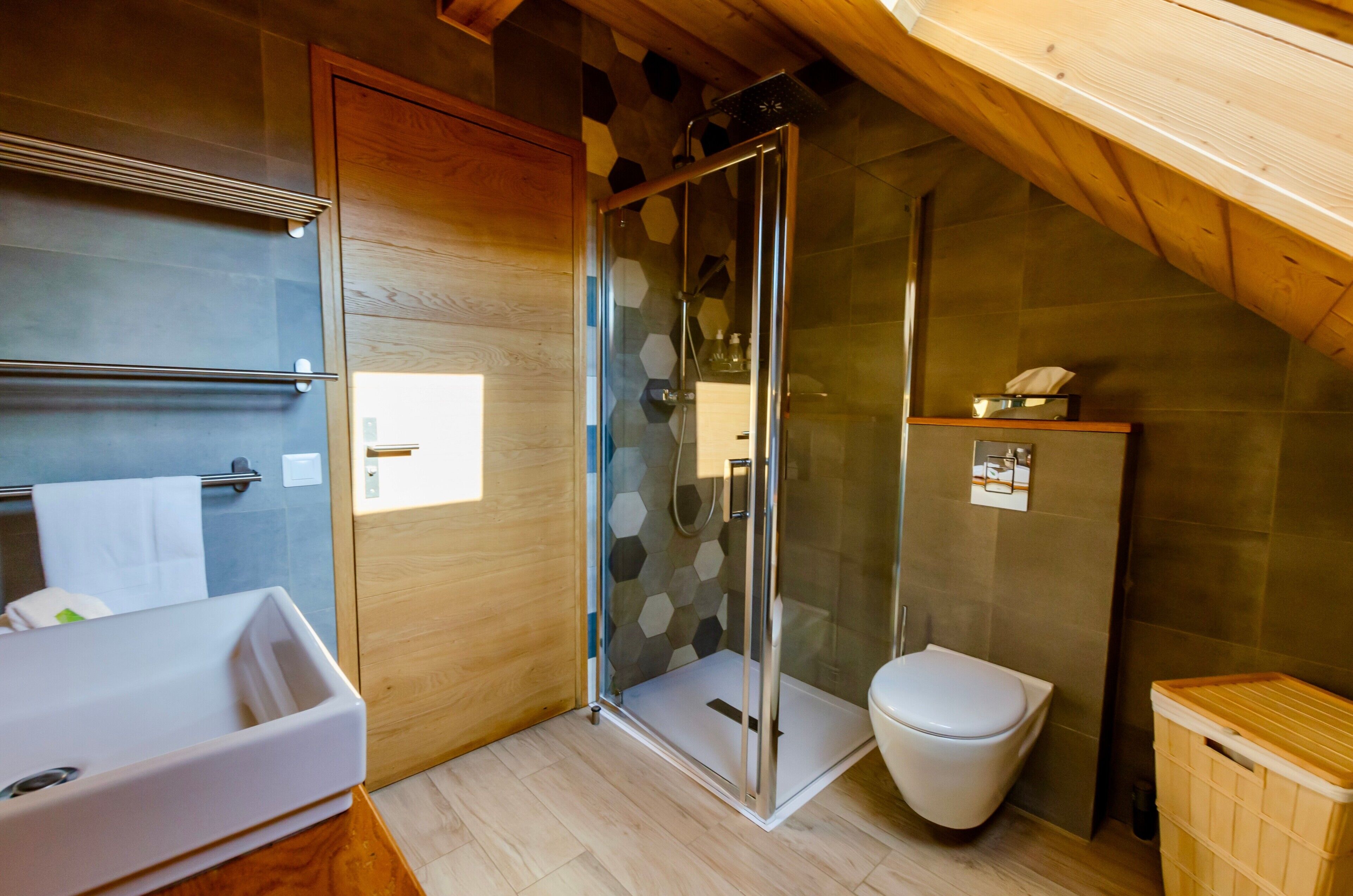 Douche, articles de toilette gratuits, sèche-cheveux, peignoirs