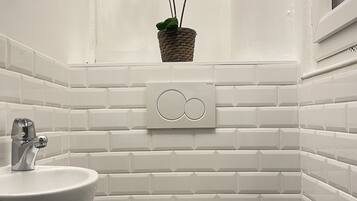 Family Apartment, Courtyard View | Bathroom