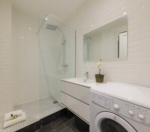 家庭公寓, 庭院景观 | 浴室